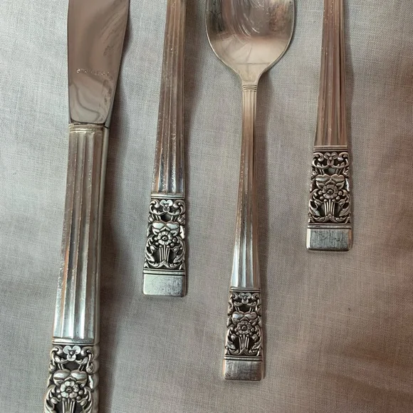 vintage CommunityOneida discontinued Coronation pattern 8 settings+ silverplate